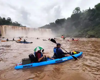 95 kayaks cruzaron al Ñacunday y el río les tenía una sorpresa para el regreso