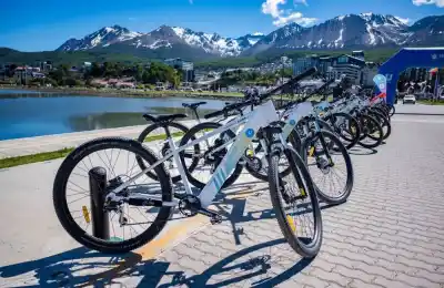 Se subieron a la bici en Ushuaia y recorrieron un circuito que ahora llega más lejos