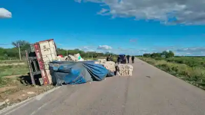 Volcó un camión con algodón en la Ruta 21 y el chofer contó qué pasó segundos antes