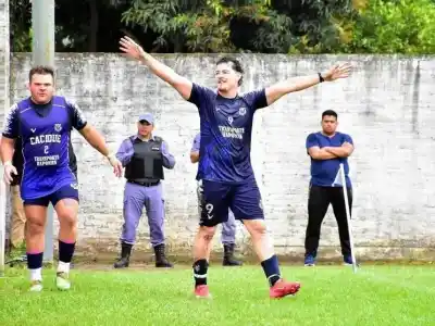 Jugó casi todo el partido con uno menos, pero el clásico se le dio vuelta igual