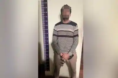 Salía caminando por el barrio Sarmiento y la Policía le encontró algo en el sistema