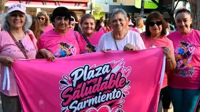 Caminaron de Plaza Libertad al Aguirre con una prenda rosa: la consigna que buscaron instalar