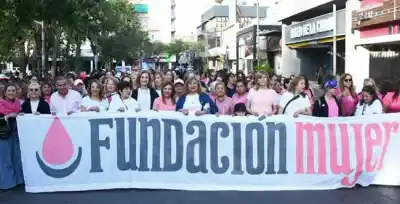 La caminata que reunió a Santiago en la lucha contra el cáncer de mama y el gesto de la intendente