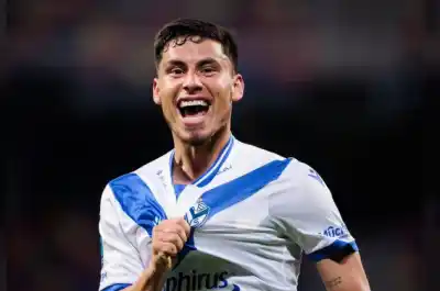 Ronaldo Martínez firmó un hat trick con una chilena de otro planeta y Vélez no perdona