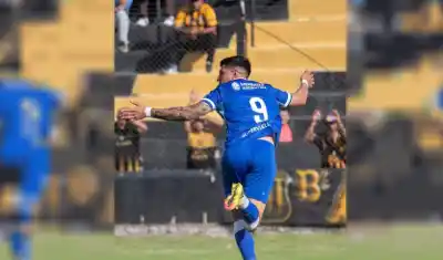 Pino hizo de todo en Santiago: el goleador que dejó a Mitre sin respuesta