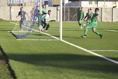 Un cabezazo a los 3 minutos encendió el partido, pero Camioneros no pudo cerrarlo