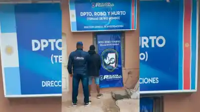 Un padre llamó a la policía por su hijo y lo que encontraron en su casa dejó en evidencia su pasado
