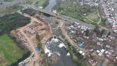 La erosión del Saladillo ya casi alcanza el puente Molino Blanco: la obra que lo frena entró en su tramo decisivo