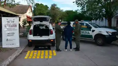 El baúl de la Duster no cerraba bien: lo que encontraron adentro tiene un precio millonario