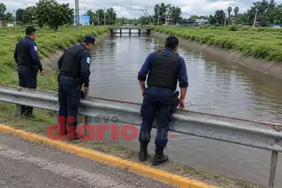 Se tiró al canal de la autopista en La Banda: dos versiones sobre lo que pasó antes