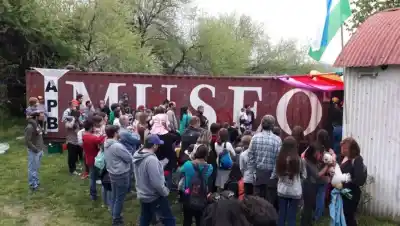 El museo de Bariloche que guarda 30 mil fósiles en contenedores y ahora sueña con más
