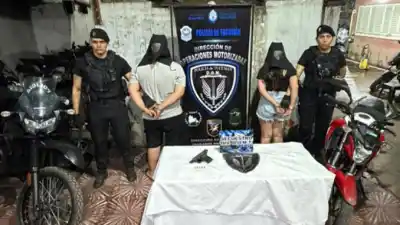 Lo amenazaron a tiros en plena calle y la policía los encontró sentados en la vereda