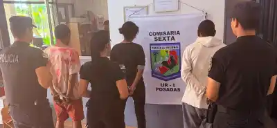 Fueron a sacar cables de una cancha de Posadas y la policía los esperaba afuera