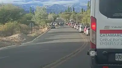 Siete días sin agua en Santa María: la Ruta 40 quedó cortada y el reclamo no tiene respuesta