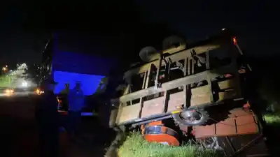 Llevaba una cosechadora de té por la ruta 4 y terminó fuera del asfalto: qué pasó con el conductor