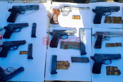 Fueron a ver de dónde salían los tiros y se toparon con 11 armas en una mochila