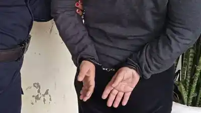 Lo encontraron caminando por el badén con el pecho quemado: lo que declaró dejó en silencio a la policía