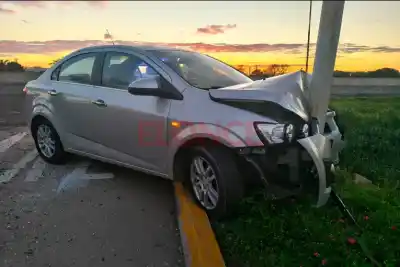 Quiso esquivar el semáforo por la colectora y terminó contra un poste en Ruta 11