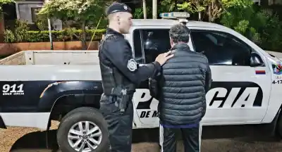 Expulsado, arrojó una botella contra el árbitro y lo fue a buscar a los puños