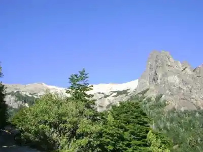 Cayó en el cerro López y tuvieron que sacarlo colgado de un helicóptero: la maniobra que sorprendió a los rescatistas