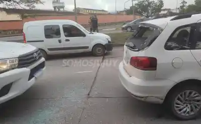 Frenó de golpe en Savio y se fue: lo que dejó atrás complicó a tres vehículos