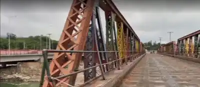 Mueven el puente viejo de Vaqueros: la postal que cambia el ingreso a la ciudad