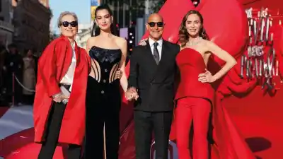 El elenco de ‘El diablo viste a la moda 2’ deslumbra en la alfombra roja de Londres con looks de Versace, Valentino y Balmain