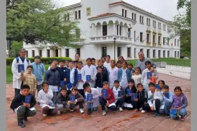 33 alumnos de Pozuelos viajaron a la capital, pero el micro casi los deja en tierra