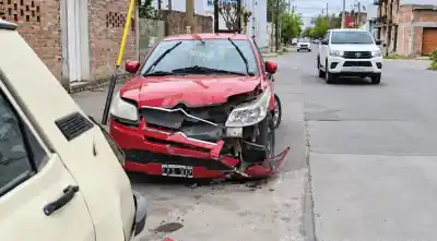 Tercer auto chocado en la misma esquina: el vecino ya sabe quién maneja así