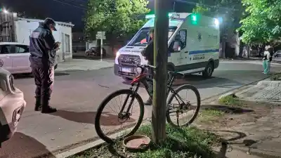 Salió de su garaje en General Pico y la bicicleta que venía no pudo frenar