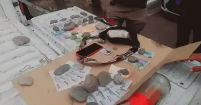 Lo esperó en la puerta de la agencia, salió corriendo y terminó arriba de un colectivo: el error que los entregó