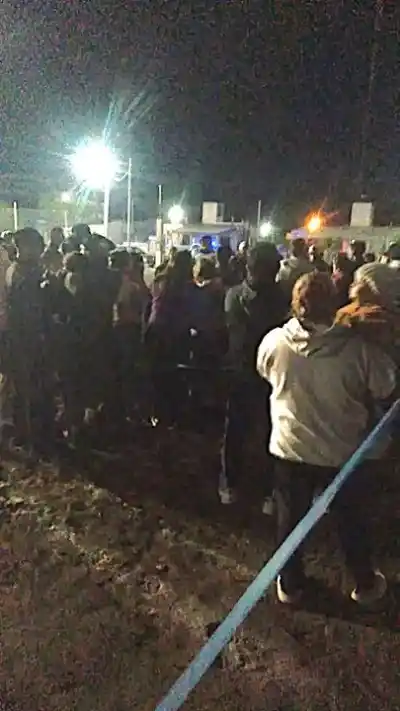 A las 2 de la mañana, decenas de personas entraron a un predio de 25 de Mayo y la Policía salió a hablarles