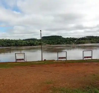 El río bajó, pero los cruces a Paraguay y Brasil siguen cortados: la altura que falta