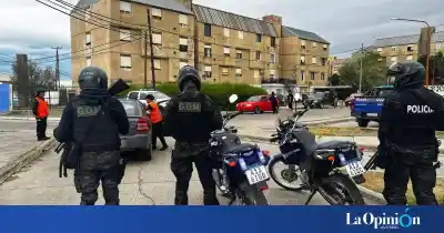 Lo siguieron por las calles de Caleta Olivia y terminó escondido detrás de unas rejas