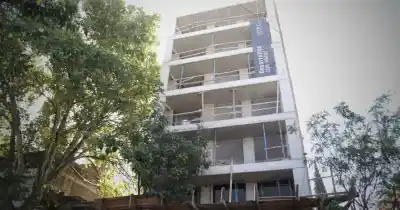 Obrero en estado crítico tras caer del tercer piso de un edificio en construcción
