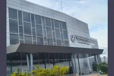Volvía a su casa en moto y un caballo se le cruzó en el camino: el joven terminó en el hospital