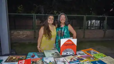 Dos docentes se cansaron de que los chicos no lean y armaron un espacio con libros que no subestiman a los pibes