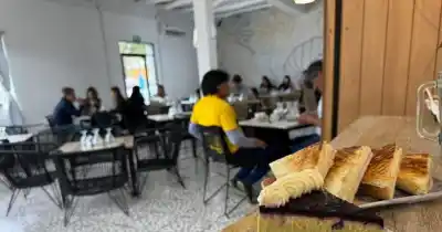 El café que se toman y se van: la postal que se repite en las confiterías del centro