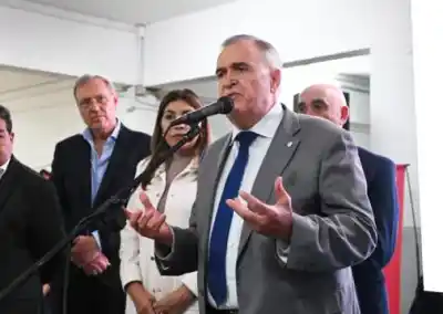 Gobernador anuncia responsabilidad penal para adultos tras amenazas intimidatorias en escuelas