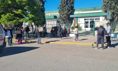 Una nena tuvo que cambiar de aula porque se caía el techo: el pedido de los padres de la Escuela 20