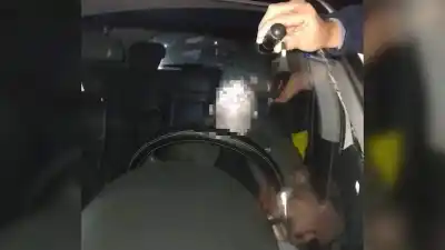 Chocó a un motociclista, huyó a toda velocidad y lo encontraron dormido en un lugar inesperado