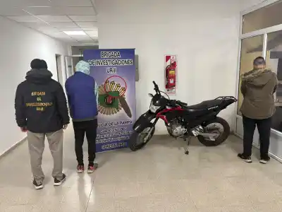 Robaron una moto en Miguel Cané y los atraparon en plena madrugada: dónde estaban los dos hombres