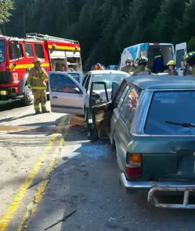 Ruta 40 Sur: dos menores en un patrullero y una conductora atrapada en el amasijo de chapa