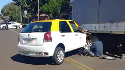 Un taxi chocó contra un camión estacionado en Monteagudo y el tránsito se complicó
