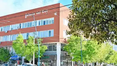 Rompieron el vidrio de una financiera del centro de Roca: lo que se llevaron además de la plata