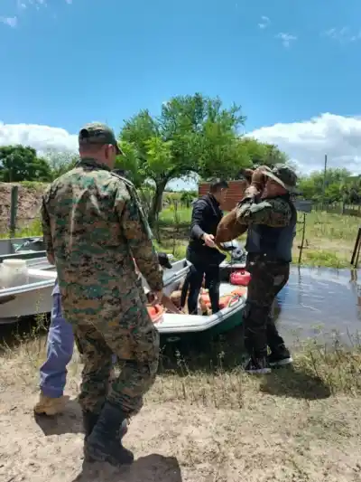 El agua les llegó a las casas en Colonia Tacuarí y la Policía salió a recorrer la zona