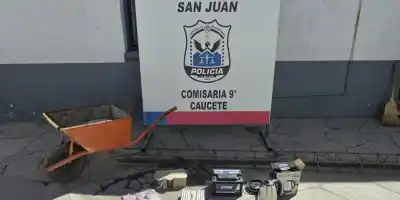 La Policía guarda una carretilla naranja y una batería RB: nadie las reclama