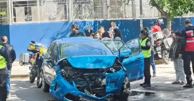 Chacabuco y Montecaseros: el semáforo en rojo y la velocidad que apuntan los testigos