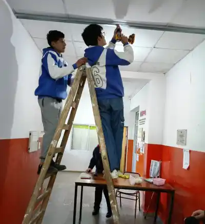 14 alumnos de Cortaderas ya construyen obras reales mientras terminan la escuela