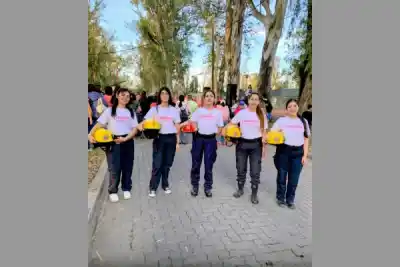 Las bomberas de Santiago salieron a caminar y el motivo no era un operativo